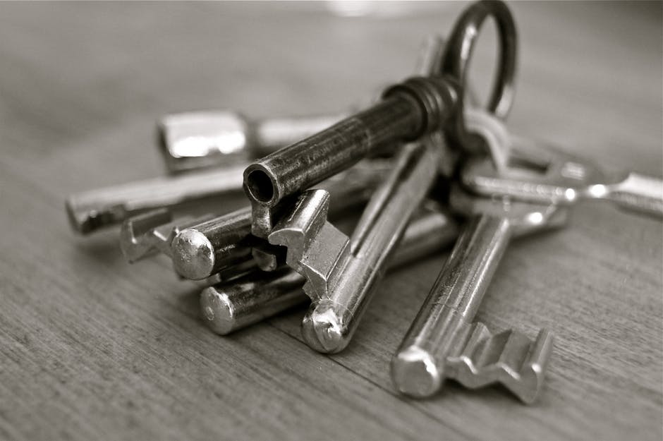 Tenant surrendered tenancy but refuses to return keys until possessions collected?