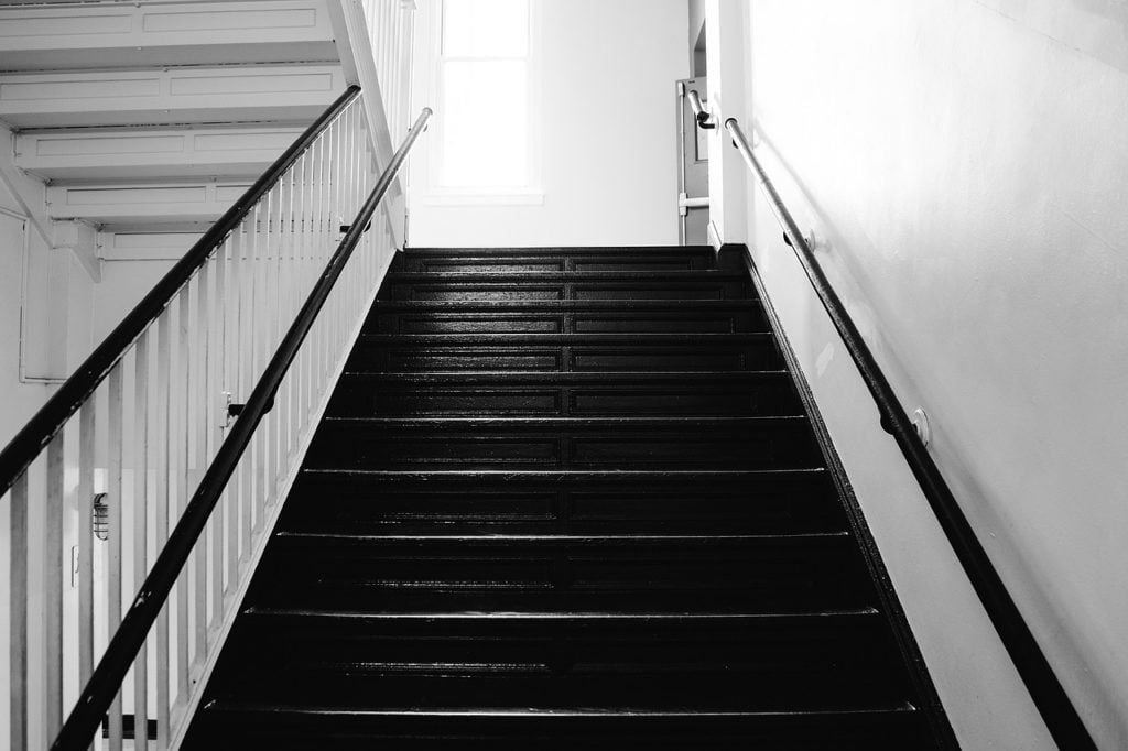 Tenant Dies on Staircase?