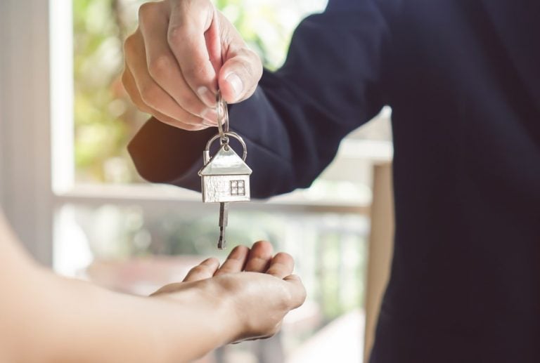 pic of landlord handing key to a tenant rents rising property118.com