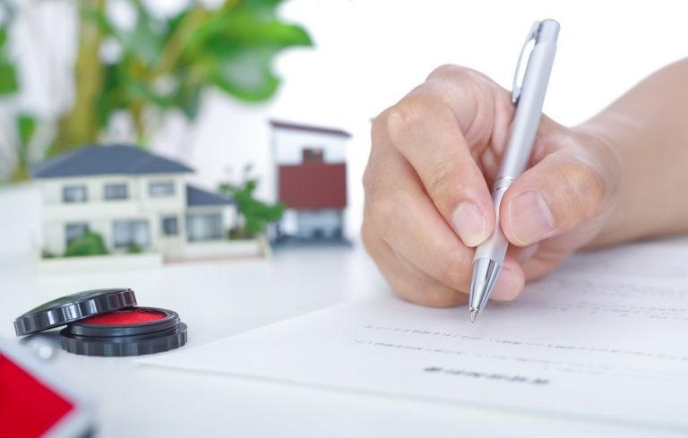 Guarantor signing contract landlord tenancy property118.com