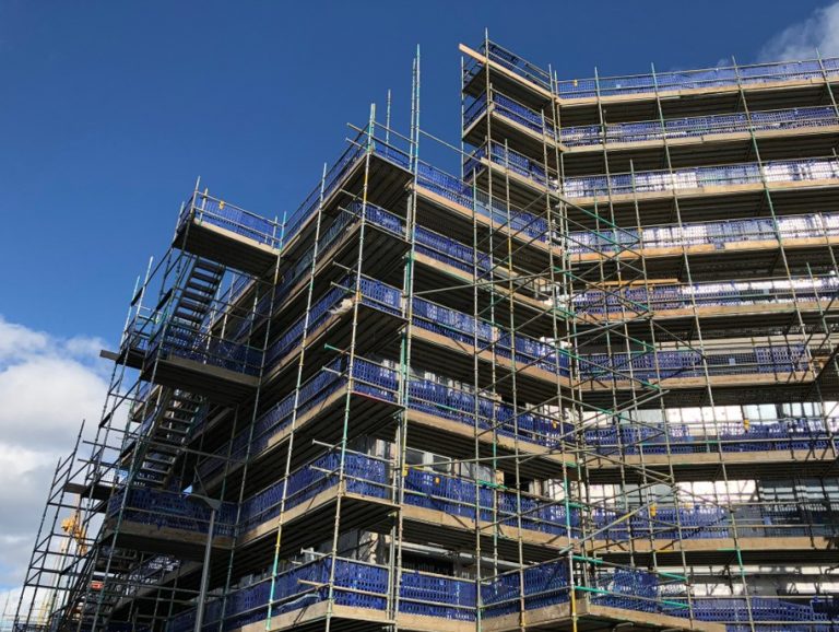 pic of scaffolding outside flats airbnb scam propery118