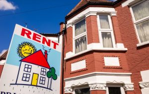 Pic of rent sign outside a london house as tenants move along the elizabeth line property118