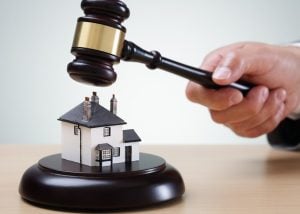 pic of auctioneer selling a house buyer landlord bargain property118