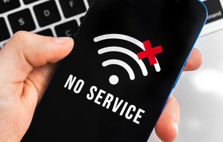 pic of a mobile phone showing no service as managing agents blank landlord property118