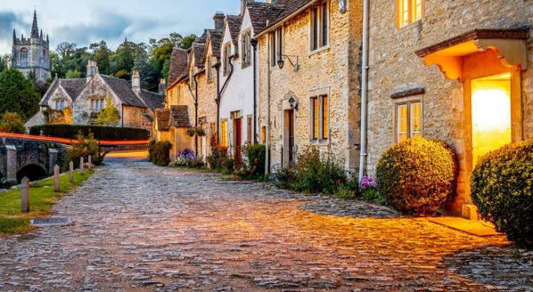 pic of a cotswold street holiday accommodation investment uk property118