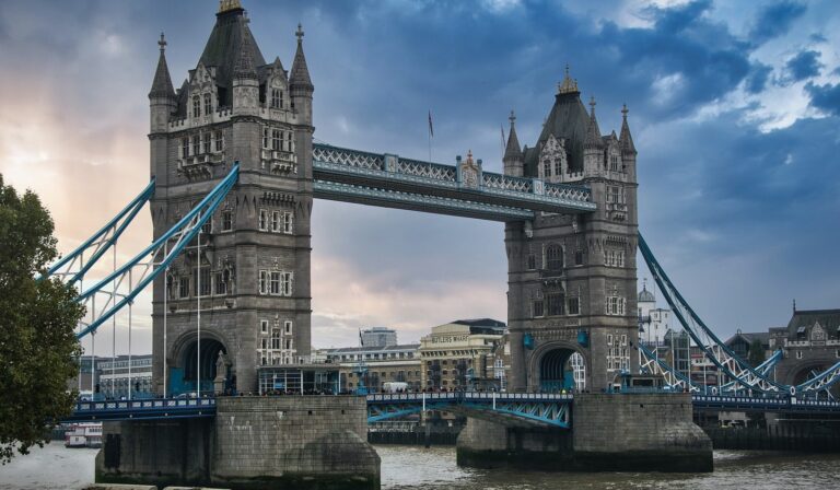 pic of Tower Bridge in London