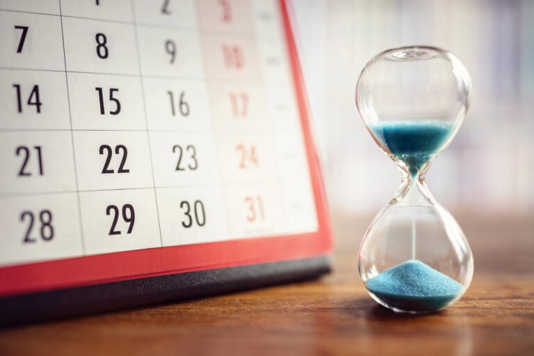 Hourglass beside a calendar symbolising urgency to sell before Stamp Duty deadline
