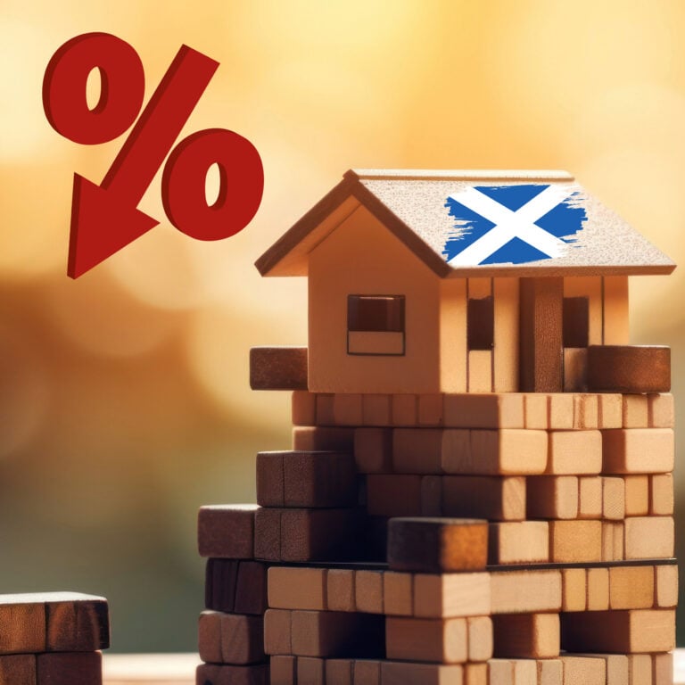 Falling housebuilding in Scotland shown by a percentage drop and a house with the Scottish flag