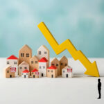 Yellow downward arrow above rental houses illustrating falling tenant demand